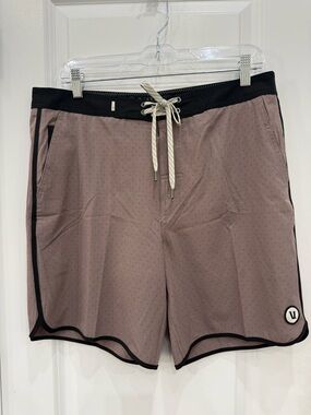 NWOT Men's Vuori Drawstring Board Shorts in Mauve with Black Trim
